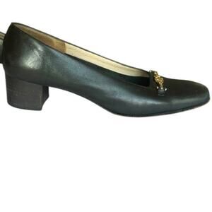 Salvatore Ferragamo Gold Logo Classic Round Toe Low Heel Pump Black EUC 8B